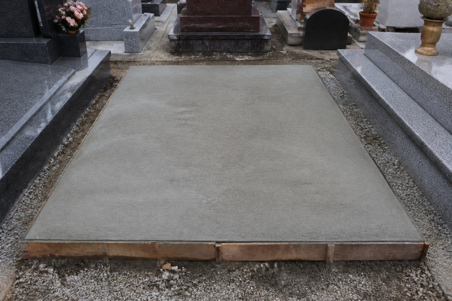 Pourquoi le terrassement est le socle de votre monument funéraire ?