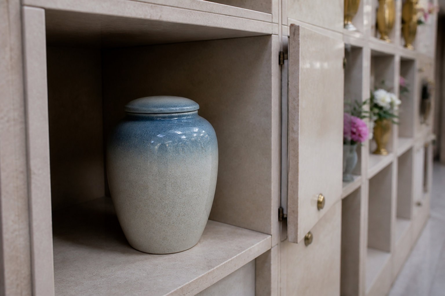 Inhumation ou crémation : comment choisir le rite ?