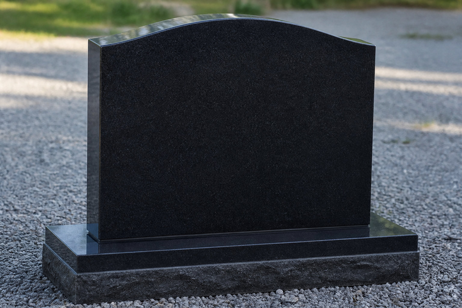 Pourquoi choisir un monument funéraire moderne avec galets ?